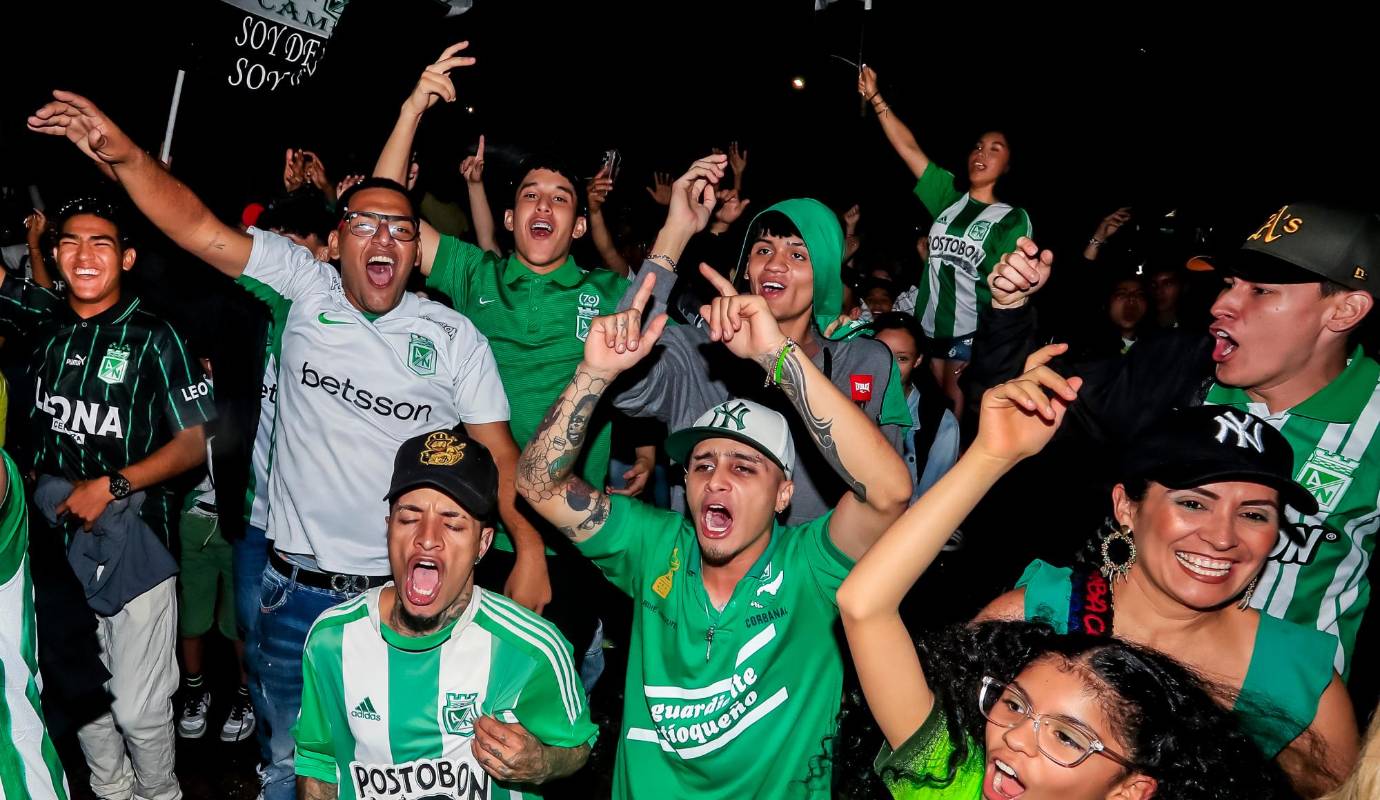 Los fanáticos celebraron la séptima estrella de la copa Colombia en las afueras del Atanasio Girardot. FOTO: Jaime Pérez
