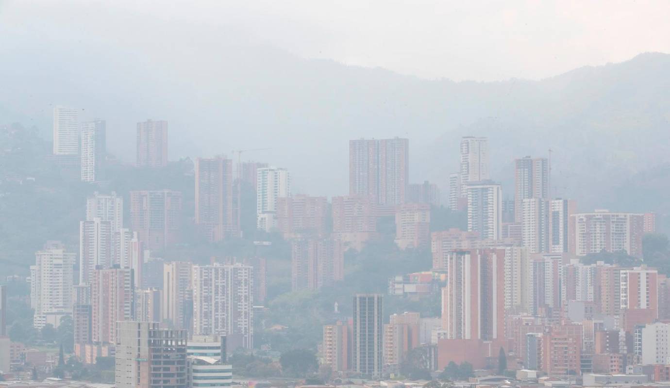 En redes sociales hubo críticas hacia las autoridades por no tomar medidas ante la calidad del aire perjudicial que tuvo el Valle de Aburrá durante el fin de semana, pues a pesar de haber reportado estaciones en naranja, actividades como la ciclovía se realizaron sin ninguna restricción ni advertencia por parte de la Alcaldía de Medellín o el Amva. Foto: Jaime Pérez