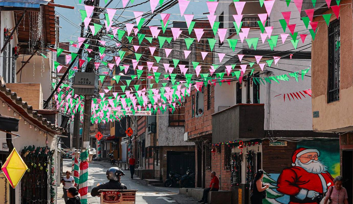 Las cadenetas, hechas de plástico de colores y pita, eran el resultado de un esfuerzo colectivo que comenzaba desde noviembre y su instalación en diciembre se convertía en una fiesta barrial con música, comida y unión entre vecinos. Foto Manuel Saldarriaga Quintero 