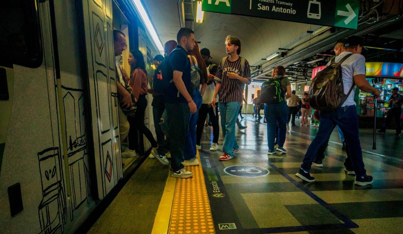 Con la marcación de estos espacios, el metro atiende una necesidad de las personas con discapacidad física usuarias de silla de ruedas que requieren un espacio preferencial para ubicarse en plataformas y trenes en horas pico, complementando la señalética que indica los espacios preferenciales para personas con discapacidad que desde hace varios años está ubicada en los trenes. Foto: Jaime Pérez