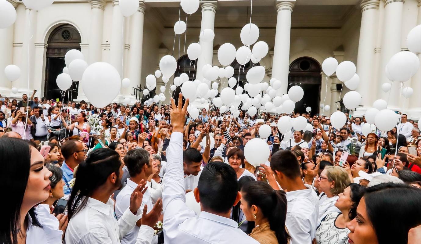 Los asistentes rindieron homenaje al pequeño y pidieron a las autoridades esclarecer los hechos y garantizar que nunca se repetirá esta tragedia en otra institución educativa del municipio FOTO: Jaime Pérez