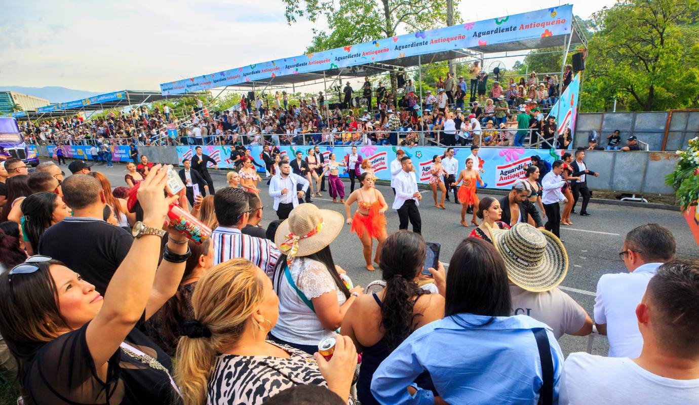 Se realizó por primera vez el desfile de carrozas y comparsas ‘Avenida Primavera: Calles, Ritmos y Flores’, un homenaje a los géneros musicales que han dejado un legado para la ciudad: tropical, salsa, vallenato, popular y ritmos urbanos.