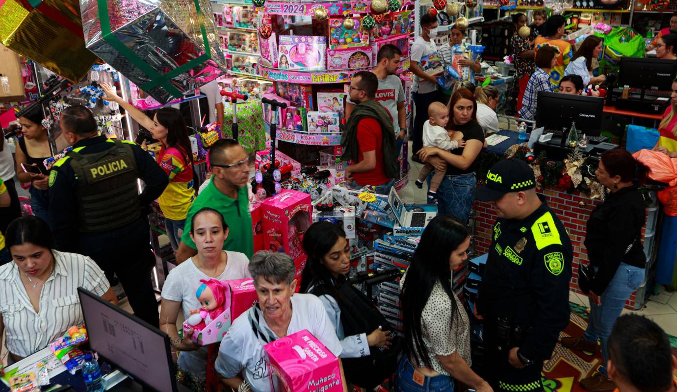 La decisión de anticipar las compras no solo responde al deseo de evitar las congestiones y tumultos característicos de la temporada decembrina, sino también a aprovechar promociones y mejores precios en tiendas y centros comerciales. Foto: Manuel Saldarriaga Quintero.