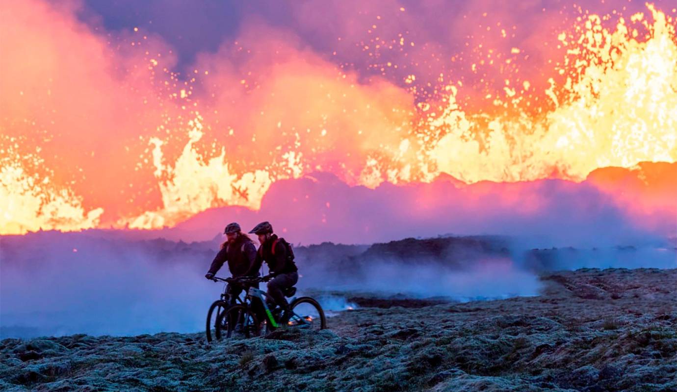 Centenares de turistas, atraídos por ese espectáculo natural único, se acercan hasta el borde del volcán que arroja lava y fuego. Foto: Getty