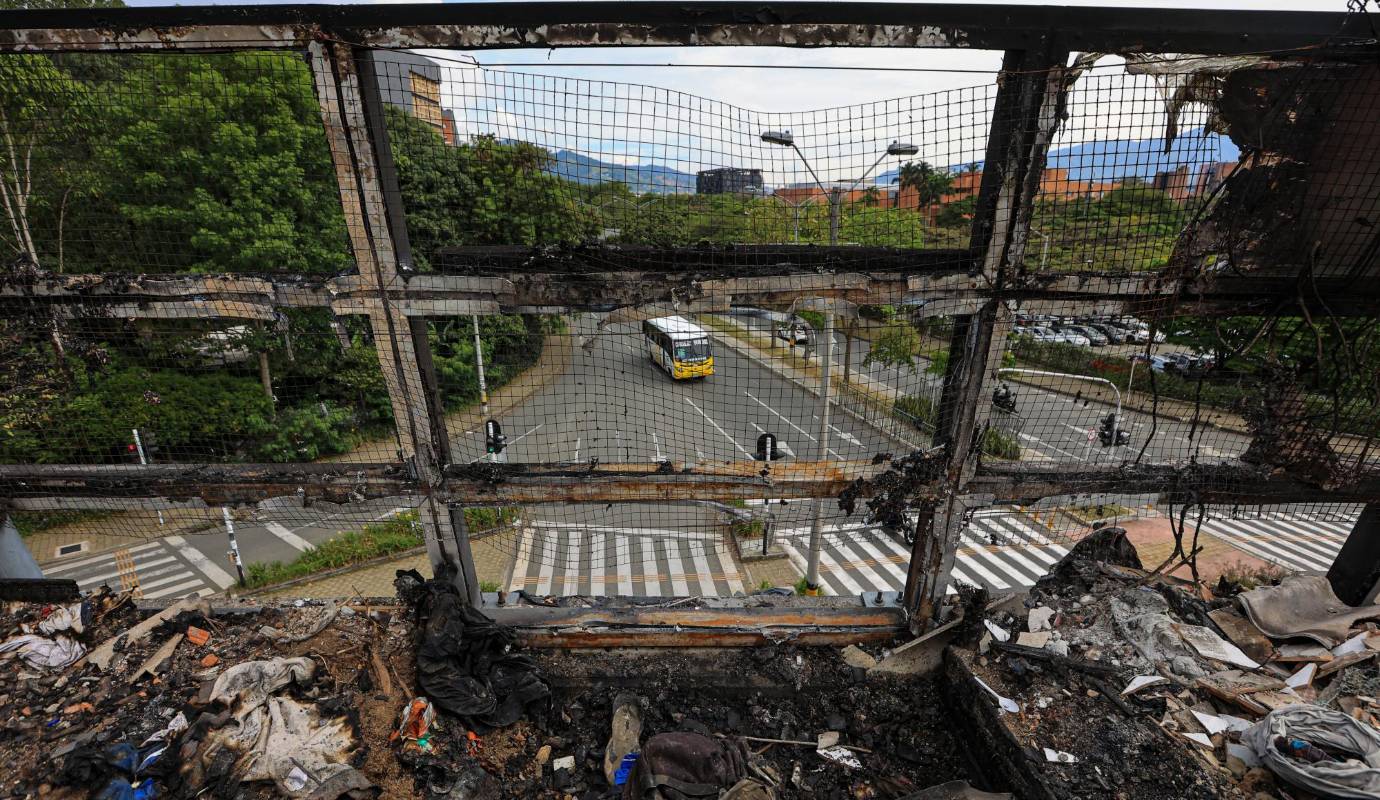 El puente es territorio de nadie, luce completamente vandalizado y en un estado de deterioro tal que parece más un viejo puente con al menos medio siglo encima y no una megaobra que apenas inauguraron hace poco más de una década tras una inversión de $205.000 millones. Foto: Manuel Saldarriaga Quintero