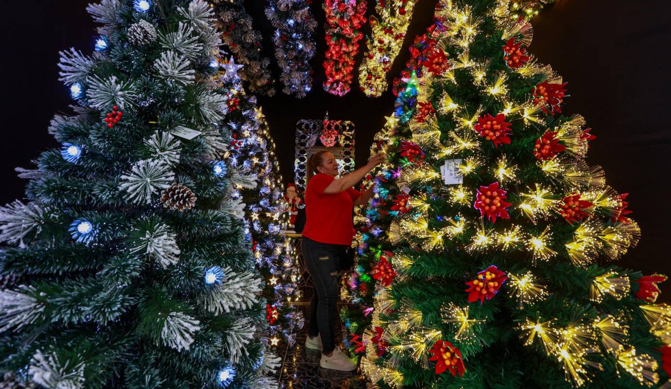 Desde principio de septiembre los almacenes del centro de Medellín están vendiendo árboles, adornos y luces de Navidad y en la radio se escucha todo el tiempo la frase: “desde septiembre se siente que viene diciembre”. Foto: Manuel Saldarriaga Quintero