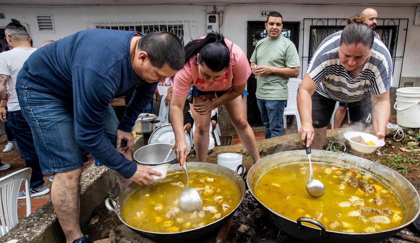 El aroma del sancocho callejero llena las calles de los barrios en Medellín, marcando el inicio del año con calor humano y sabor local. FOTO: Jaime Pérez