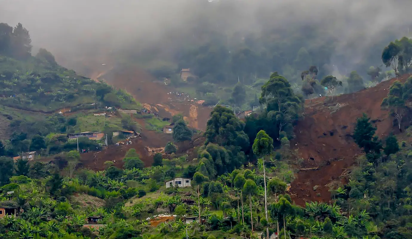 La emergencia ocurrió entre los barrios El Pinal y Altos de Oriente, en el límite entre Medellín y Bello, un sector de alta vulnerabilidad que se ha visto afectado por las precipitaciones de los últimos días. Foto: Esneyder Gutiérrez