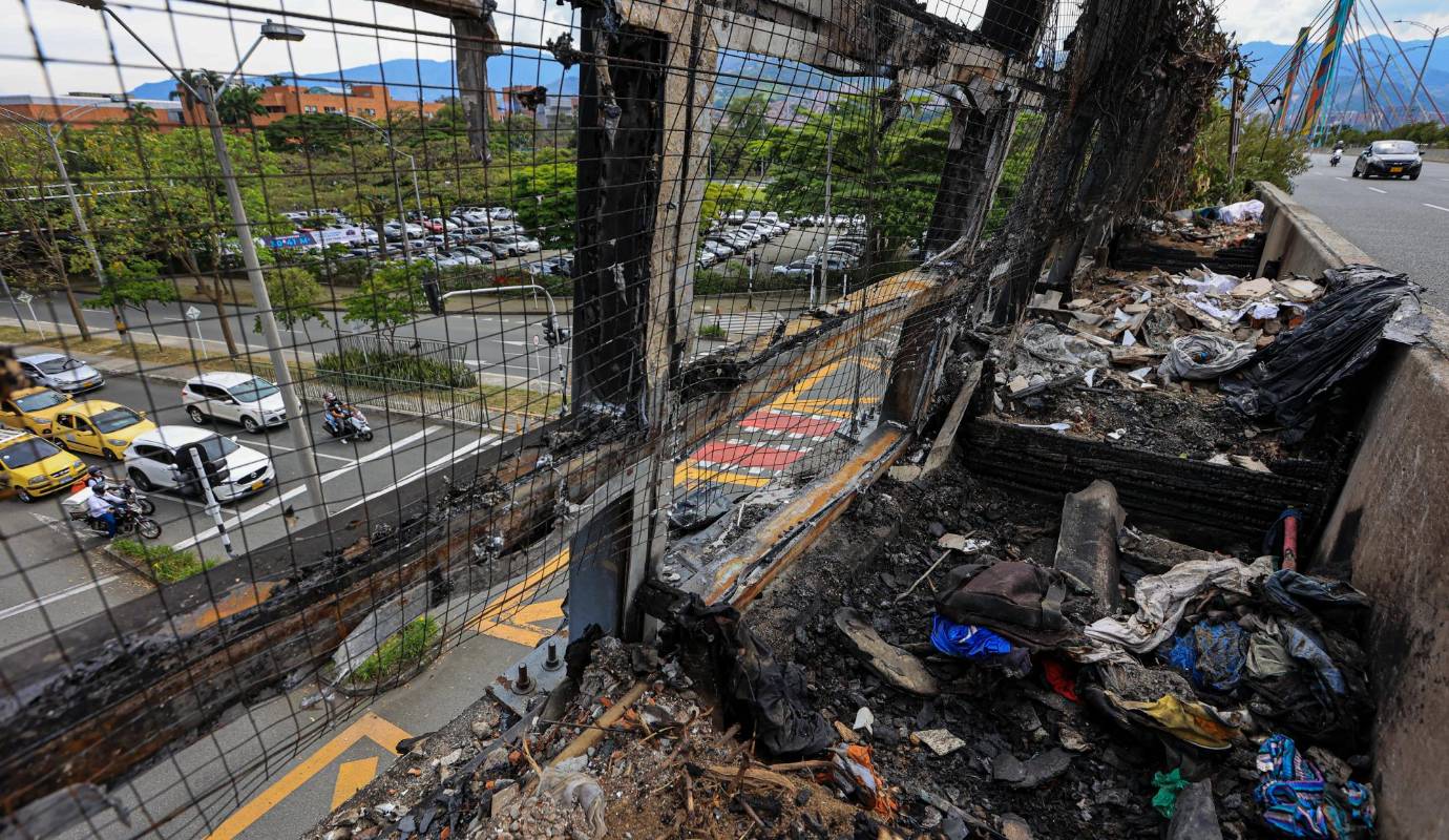 El vandalismo y el daño a la infraestructura del puente está completamente desbordado, al punto de que en las noches el lugar está a merced de “brigadas” de delincuentes que llegaban con herramienta en mano a desmontar pasamanos y las láminas antiruido, entre otros elementos. Foto: Manuel Saldarriaga Quintero.