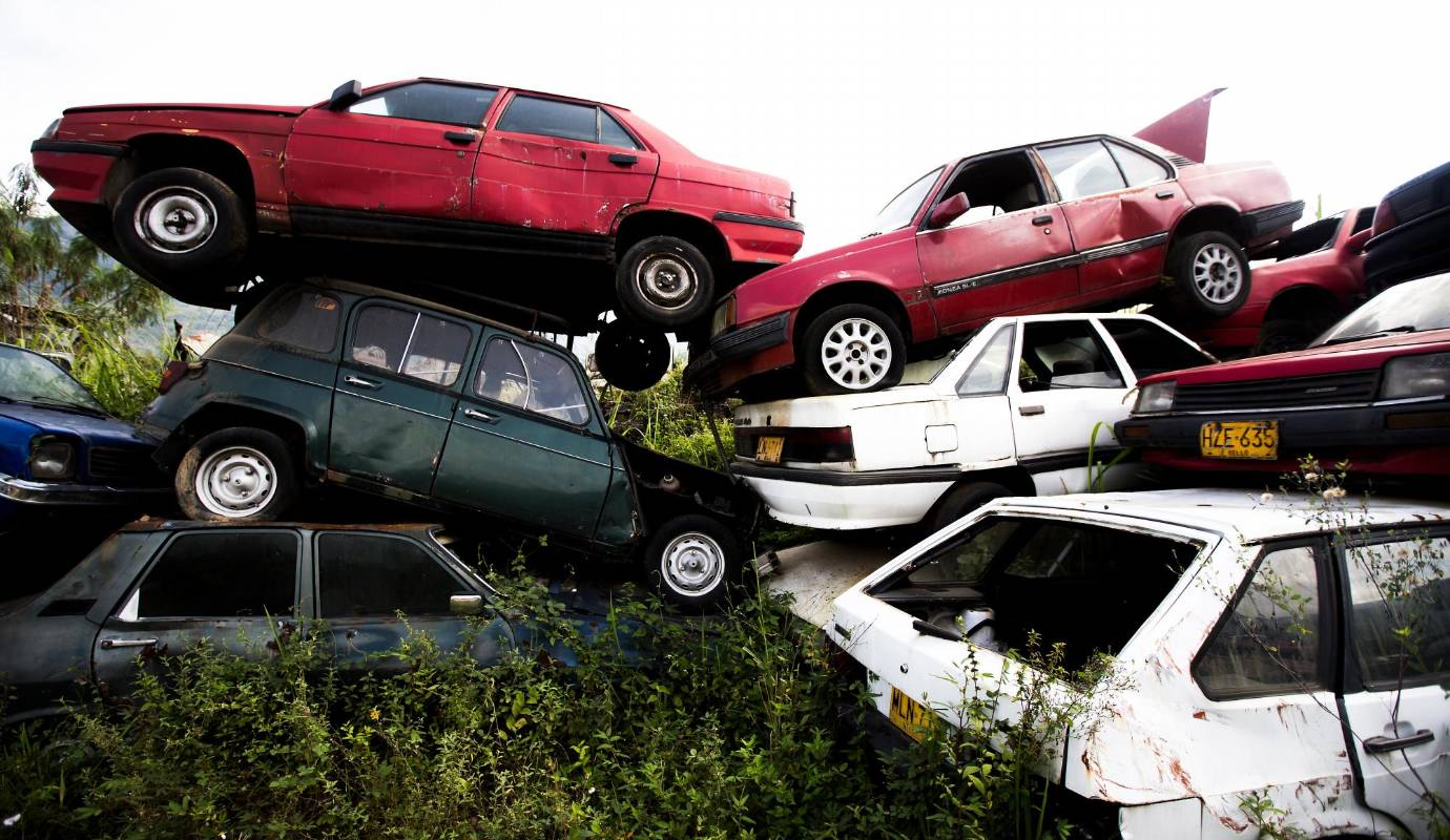 La Secretaría de Movilidad de Medellín cuenta con tres patios y todos están al límite de su capacidad. Los líos con la venta de la chatarra, el poco personal y las pocas grúas dificultan la operatividad. Foto: Julio Cesar Herrera.