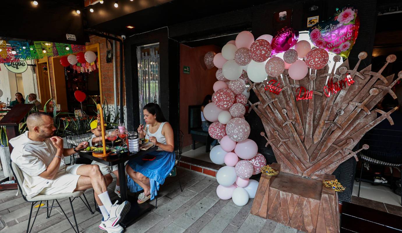 Este domingo 14 de mayo, Colombia se vistió de fiesta para celebrar el Día de las Madres, una fecha especial para honrar a las mujeres que con amor y dedicación entregan todo por sus hijos. Foto: Manuel Saldarriaga Quintero.