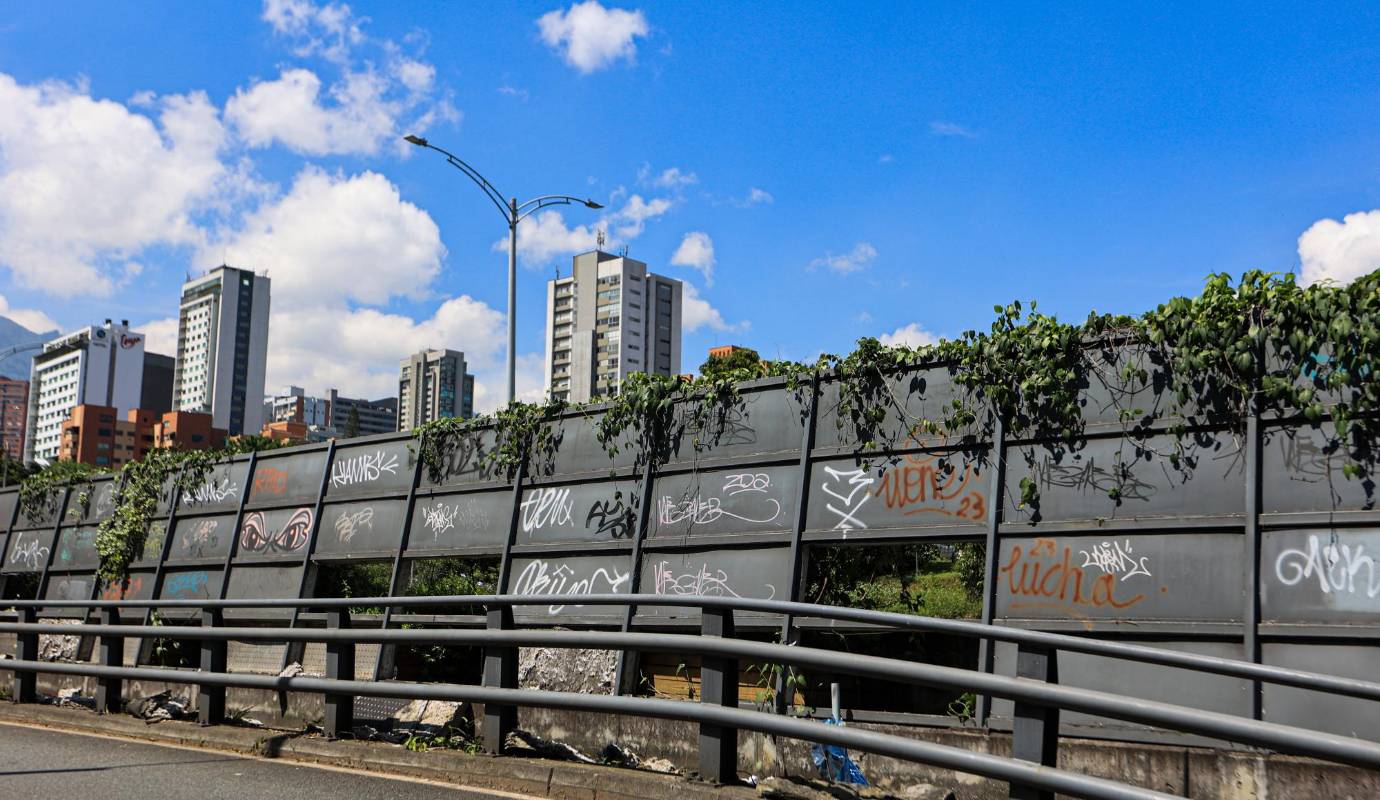 Consultamos a la Secretaría de Seguridad si actualmente adelantan alguna estrategia para frenar y prevenir los actos vandálicos y de inseguridad que se presentan en la 4 Sur. También le preguntamos a la dependencia de Infraestructura por las acciones que adelantan para intervenir el sector y atender los daños que presenta. A juzgar por el silencio de ambas dependencias, no parecen tener resultados que mostrar. Foto: Manuel Saldarriaga Quintero