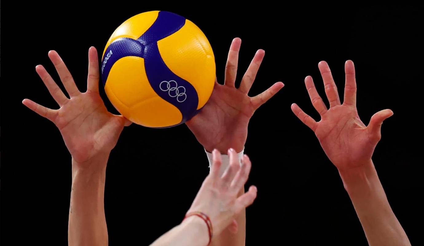 Las manos intentan bloquear la pelota durante el partido de la Ronda Preliminar Femenina del Grupo C entre el equipo de Francia y el equipo de Estados Unidos. Foto: GETTY