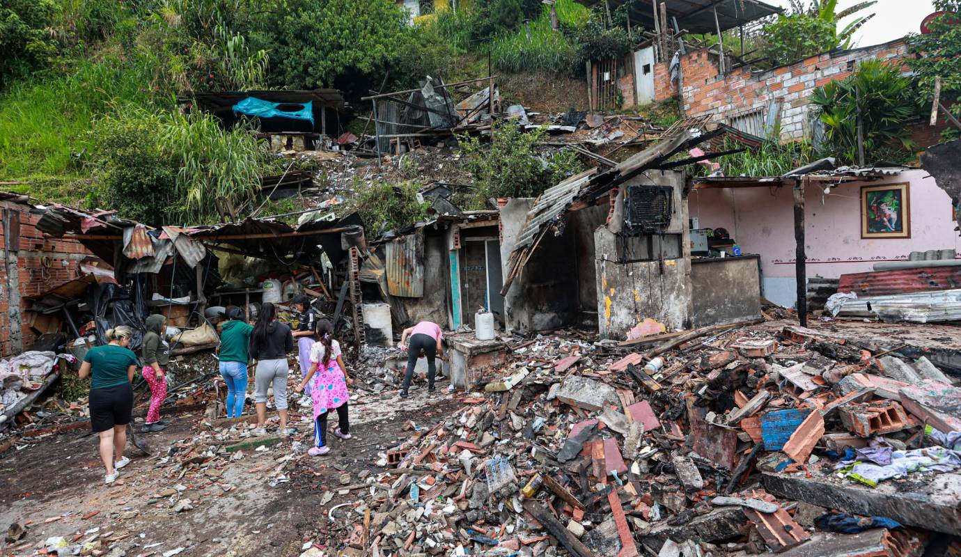 El alcalde de Caldas, Jorge Mario Rendón, informó que la explosión fue causada por una descarga eléctrica generada por las intensas lluvias que afectaron a la zona durante la noche. Foto: Manuel Saldarriaga Quintero.