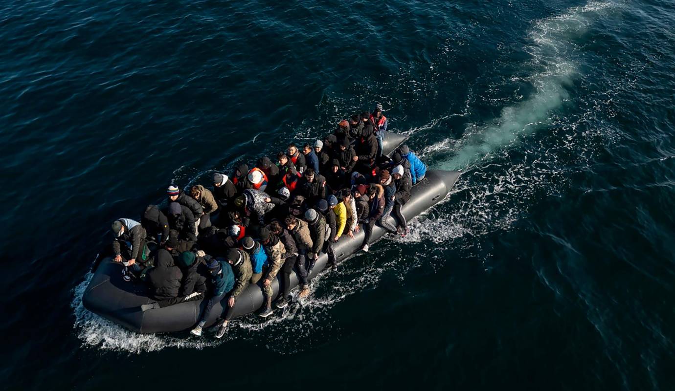 Los migrantes suelen abandonar sus países de origen debido a una variedad de razones, que pueden incluir la búsqueda de mejores oportunidades económicas, la huida de la persecución política o religiosa, la violencia o conflictos armados, así como desastres naturales y otros factores que amenazan su seguridad y bienestar. Foto: GETTY