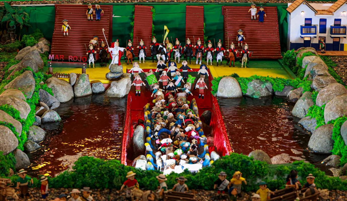 Los asistentes pueden no solo admirar la magnitud y belleza de la obra, sino también participar en el rezo comunitario de la Novena de Aguinaldos, una tradición que fortalece los lazos entre las familias y vecinos de Venecia. Foto: Manuel Saldarriaga Quintero.