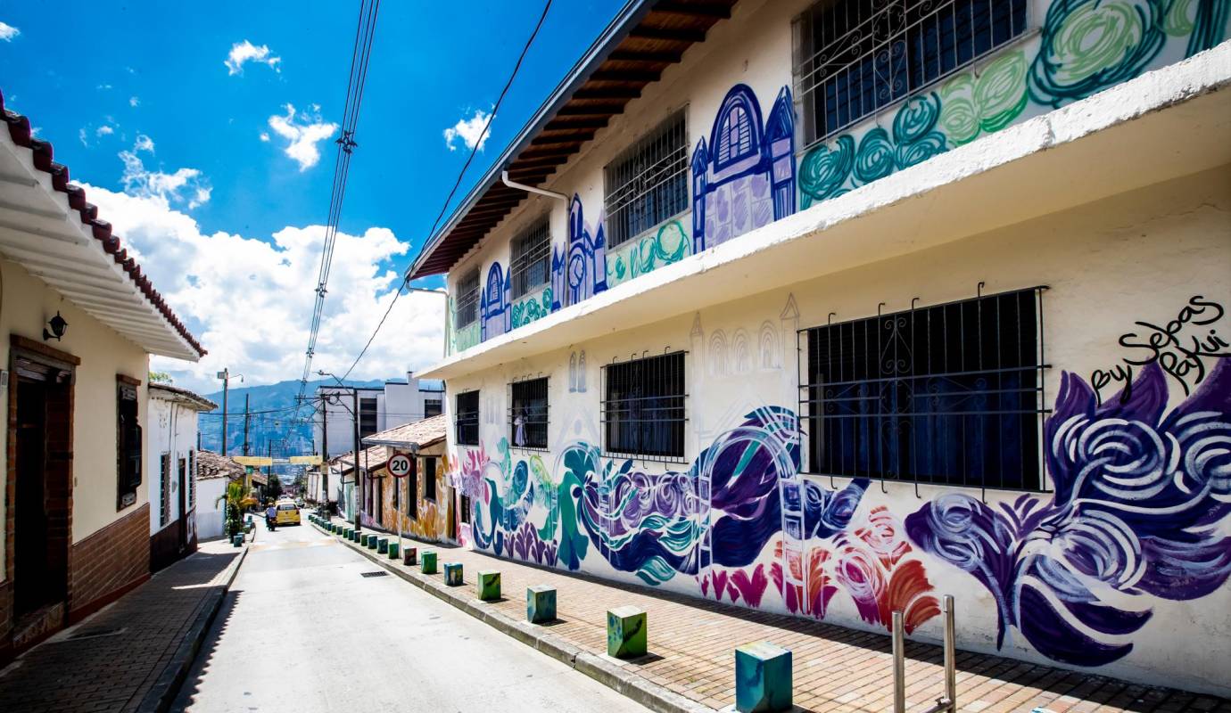 La fachada de la escuela Manuela Beltrán fue uno de los lugares escogido por el artista para llenarlo de color. Foto: Jaime Pérez 