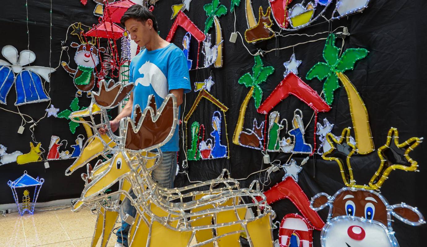 “Las fiestas son una necesidad sociológica que regulan situaciones complejas en la vida de las personas”, anota Saldarriaga, que agrega que en países como Colombia, con condiciones políticas y sociales complejas “la gente quiere, desde muy temprano, salirse de esa realidad y obviarla”. Foto: Manuel Saldarriaga Quintero