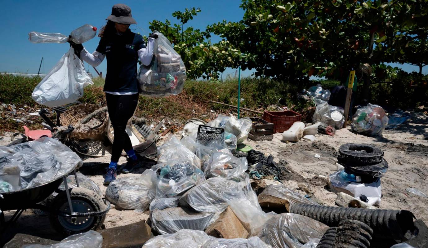 La campeona olímpica brasileña de vela Martine Grael recoge la basura acumulada en las playas de la isla de Pombeba, en la bahía de Guanabara, Río de Janeiro. Foto: AFP