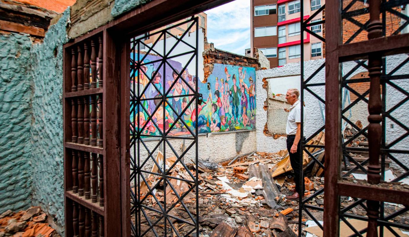 El mural estaría tapado con unas láminas de drywall de yeso que luego de la demolición dejaron al descubierto una obra que podría ser patrimonial. Foto: El Colombiano