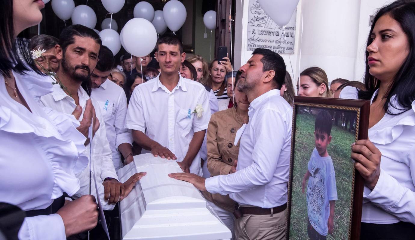 El menor fue enterrado en Jardines Montesacro, también acompañado por decenas de personas. Los tres días de luto que decretó la Alcaldía de Envigado por la tragedia finalizarán este jueves 5 de octubre. FOTO: Jaime Pérez