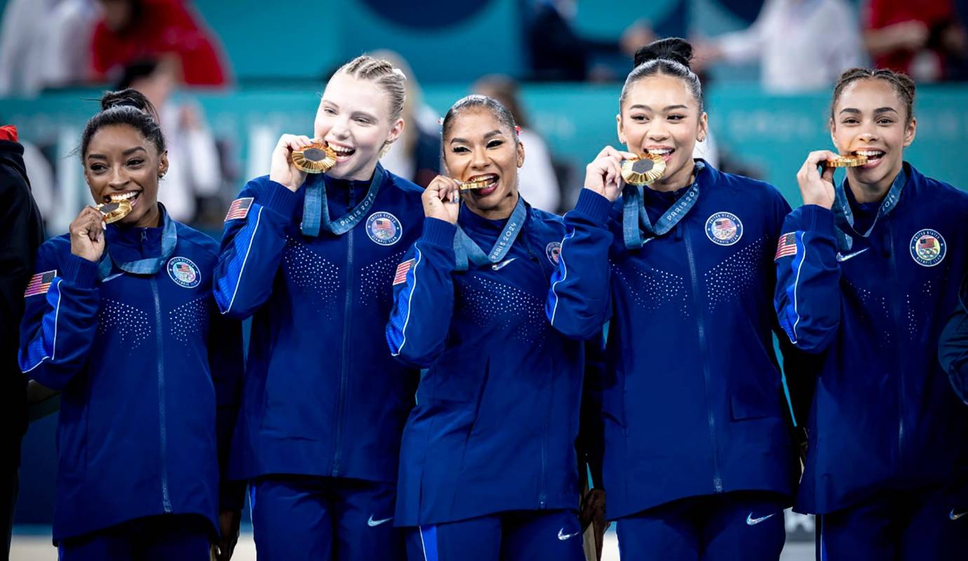 Las atletas del equipo nacional femenino de gimnasia artística de EE. UU. Simone Biles (izq.), Jordan Chiles (centro), Jade Carey (segunda izq.), Sunisa Lee (segunda der.) y Healy Rivera (der.), que ganaron la medalla de oro, posan con sus medallas después de la final del equipo femenino de gimnasia artística. Foto: GETTY