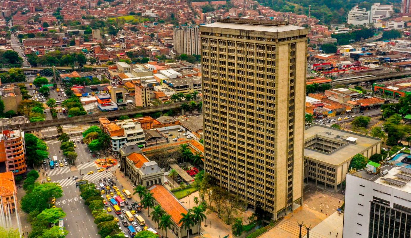 Su amor por las alturas se originó entre otros en edificios e iglesias donde pudo explorar y capturar la ciudad desde diferentes perspectivas, aprendiendo a apreciar desde allí la complejidad y la diversidad de su paisaje urbano. Foto: Camilo Suárez