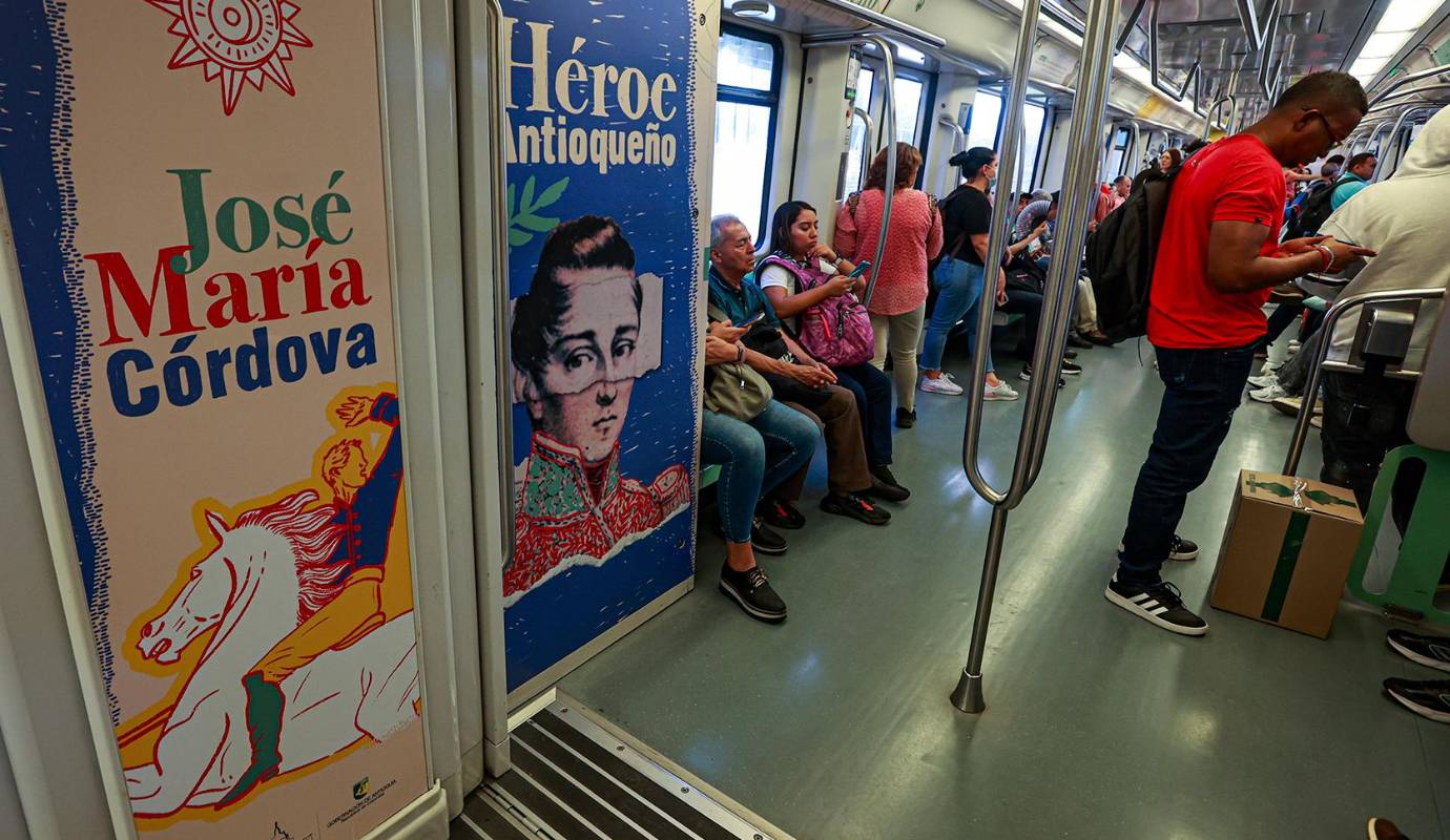 Medellín se viste de gala para conmemorar los 200 años de la Batalla de Ayacucho y rendir tributo a uno de sus héroes más ilustres: José María Córdova. A través de una iniciativa conjunta entre el Metro de Medellín y la Gobernación de Antioquia, los ciudadanos podrán realizar un viaje en el tiempo y conocer de cerca la vida y obra del prócer antioqueño. Foto: Manuel Saldarriaga Quintero