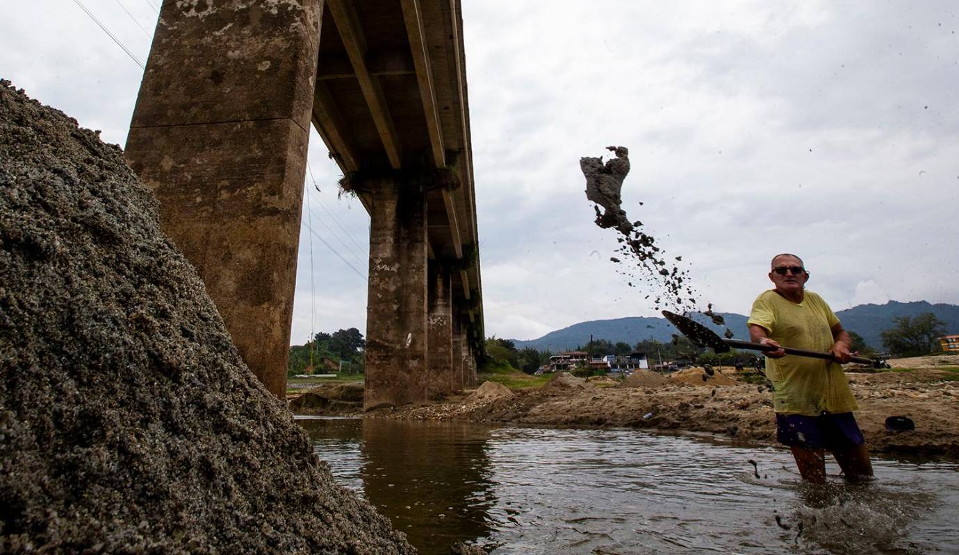 La sequía en Guatapé es un problema grave, pero también ha puesto de manifiesto la capacidad de los paleros para adaptarse a las nuevas circunstancias. Foto: Julio César Herrera