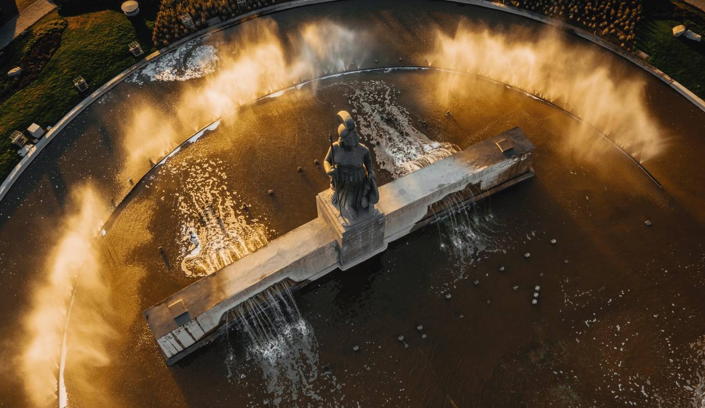 La Minerva es el monumento más representativo de la ciudad de Guadalajara, Jalisco, México. Se trata de una monumental fuente circular de 74 metros de diámetro cuyo elemento central es una estatua de bronce de 8 metros de altura de la diosa romana Minerva, obra del escultor Joaquín Arias e inaugurada en 1956. Foto: Oficina de Visitantes y Convenciones de Guadalajara