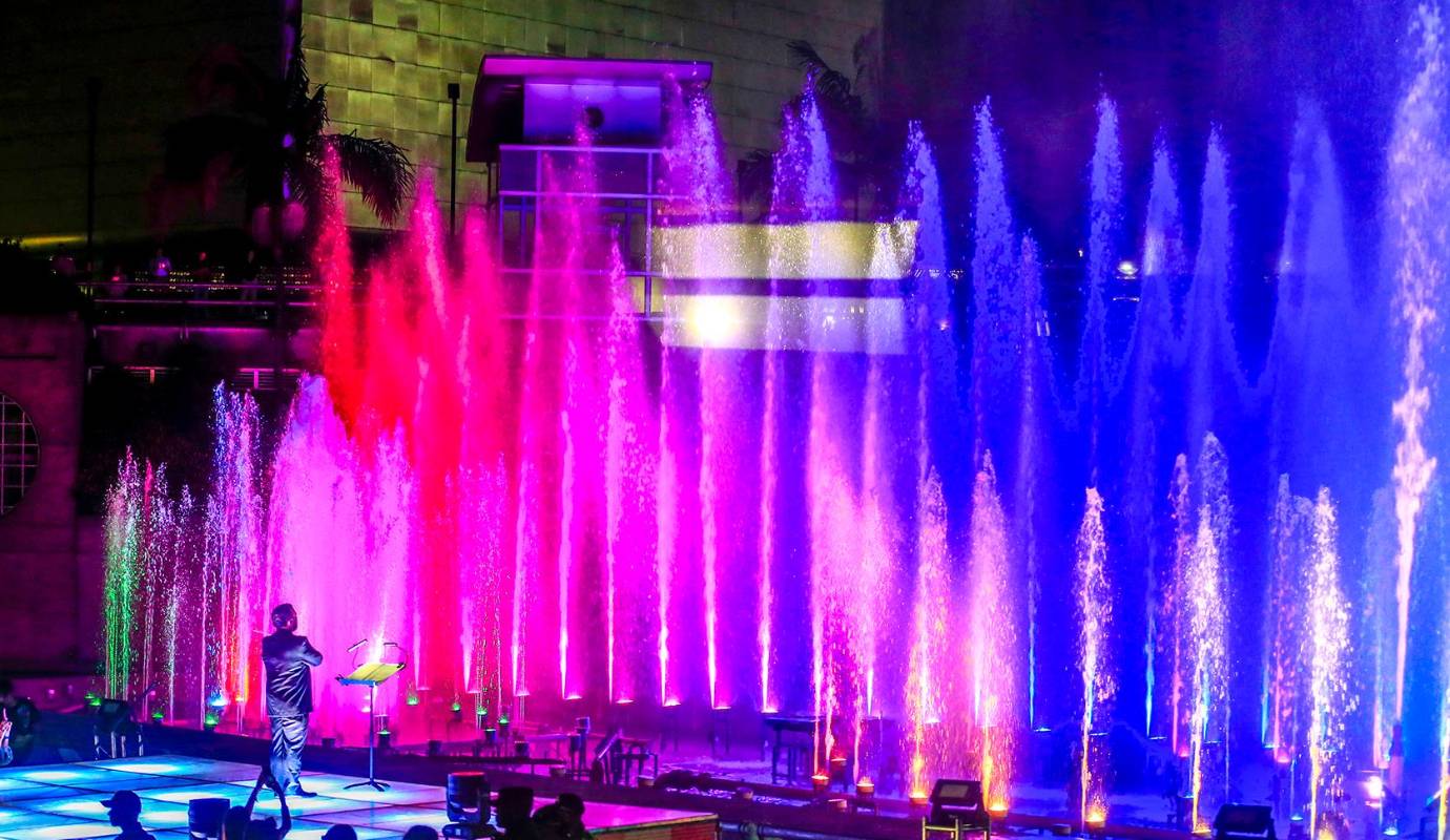 El encendido del alumbrado fue un verdadero ritual que combinó música, arte y tradición. La Orquesta Filarmónica de Medellín deleitó al público con un concierto especial, creando un ambiente festivo y emotivo. Foto: Camilo Suárez