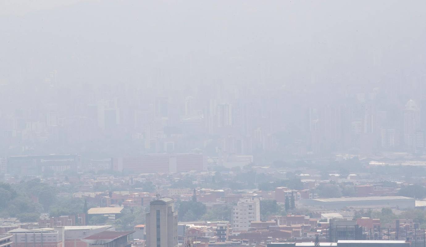 En el sur del Valle de Aburrá el aire aún continúa siendo perjudicial para los grupos sensibles con enfermedades respiratorias, mujeres embarazadas y los menores de cinco años, así como para los adultos mayores. FOTO: Jaime Pérez