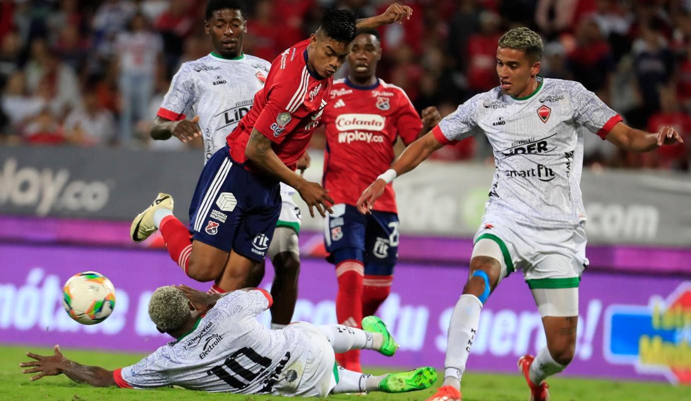 El Indendiente Medellín (DIM) mantiene viva su esperanza de clasificar a las finales de la Liga BetPlay II-2024 tras una contundente victoria de 3-0 sobre Patriotas Boyacá en el estadio Atanasio Girardot. Foto: Jaime Pérez