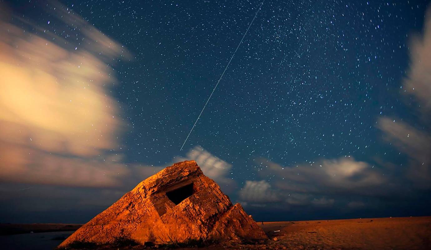 Durante las noches de agosto, el cielo se transforma en un lienzo celestial donde las estrellas fugaces pintan trazos luminosos con la lluvia de meteoros Perseidas. Foto: GETTY