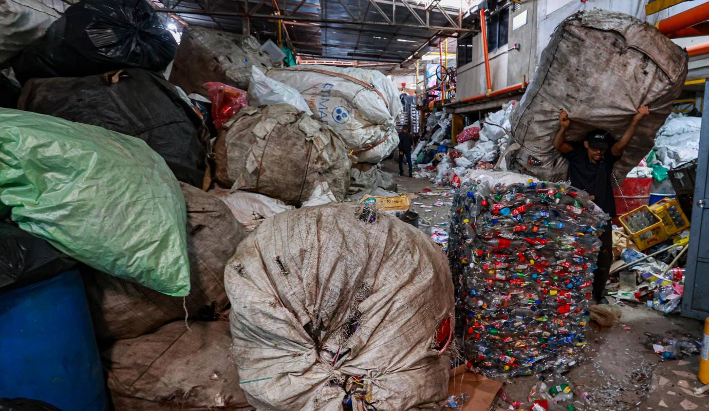 En Medellín, por ejemplo, la mayoría de los 5.500 recicladores de oficio y 33 organizaciones dedicadas al aprovechamiento se quedaron esperando el fortalecimiento que el Plan de Desarrollo de la actual alcaldía les prometió. Foto: Manuel Saldarriaga Quintero