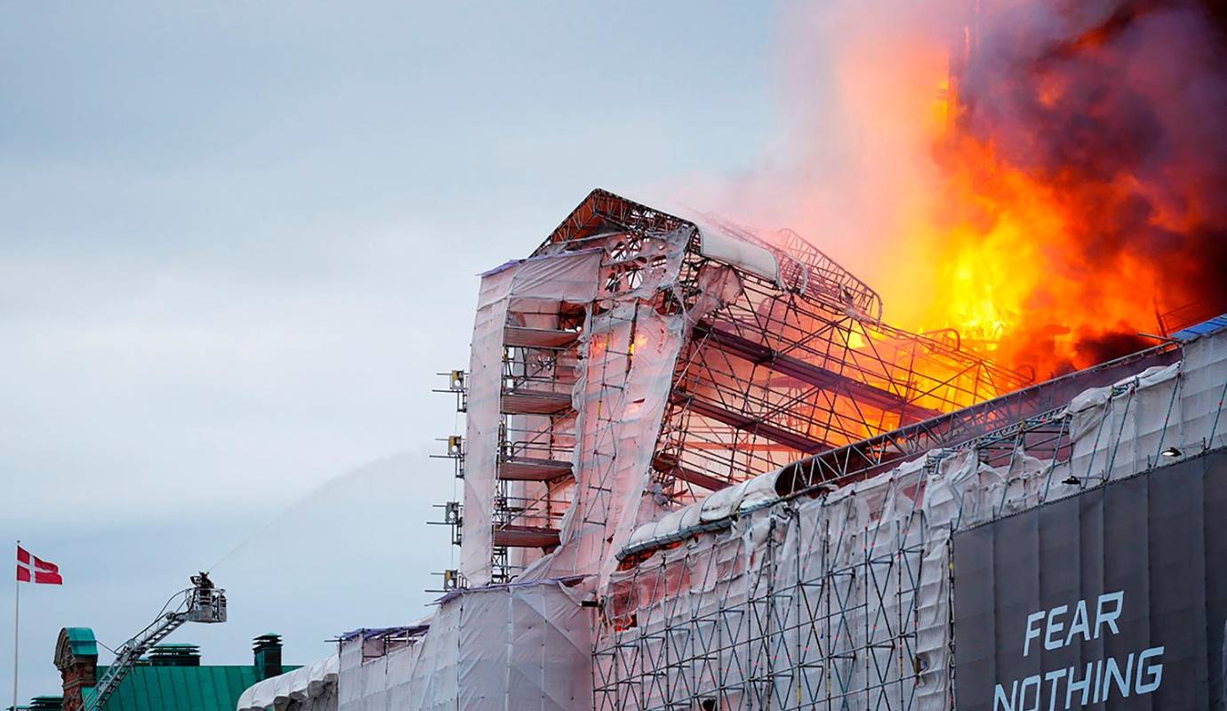 Las autoridades locales reportan que 120 bomberos combaten las llamas sin descanso, mientras que 60 efectivos de las Fuerzas Armadas y decenas de reclutas de la Guardia Real acordonaron la zona para tratar de salvar y rescatar los cuadros de la valiosa colección pictórica que decora el interior del inmueble. Foto: GETTY