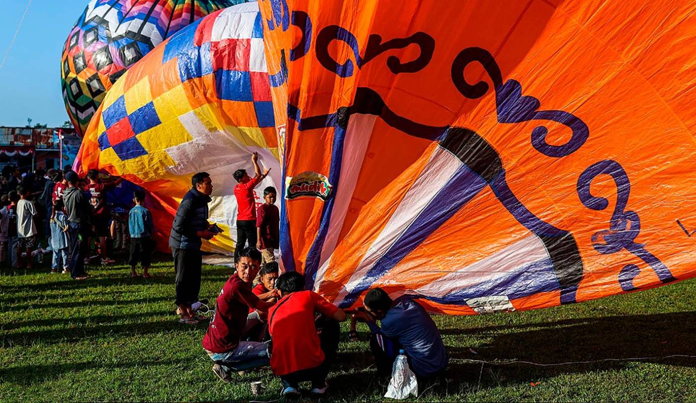 Los globos llenan el cielo como símbolo de paz y esperanza, mientras las personas intercambian saludos y comparten comidas tradicionales. Foto: GETTY