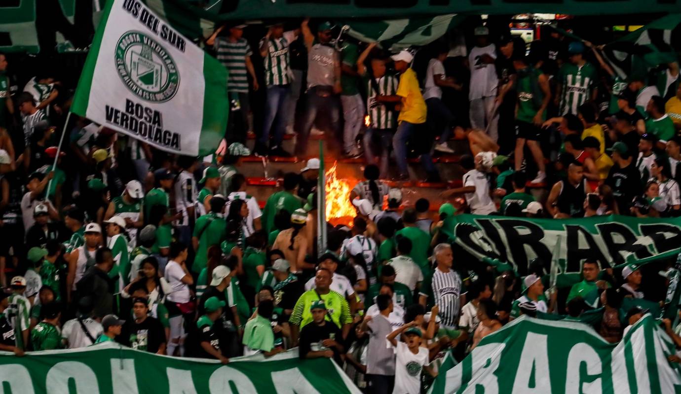 Algunos hinchas de Nacional protestaron prendiéndole fuego a las sillas del estadio. FOTO: Jaime Pérez