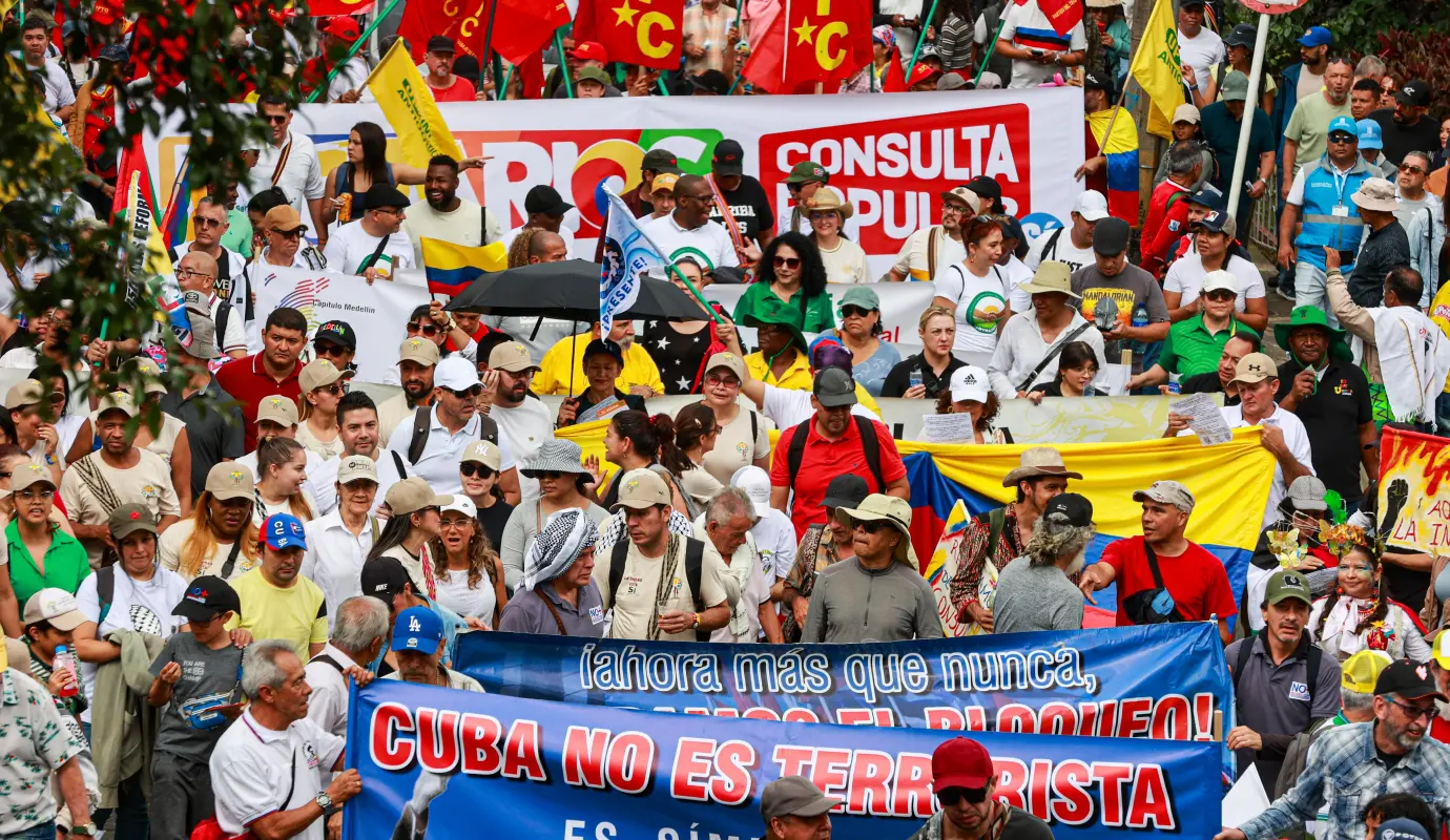 Las consignas más repetidas durante el día estuvieron relacionadas con la defensa de los derechos laborales, el respaldo a la propuesta de Consulta Popular planteada por el Gobierno, y la urgencia de avanzar en reformas estructurales como la laboral y la pensional. Foto: Manuel Saldarriaga Quintero.