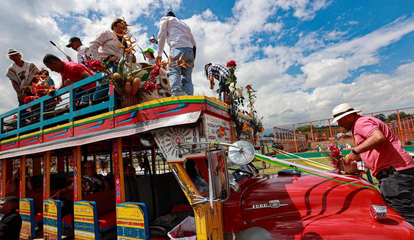 Esta tradicional celebración llenó de color y alegría las calles de la ciudad, con hermosas chivas adornadas y espectaculares arreglos florales que deslumbraron a todos los asistentes. Foto: Manuel Saldarriaga Quintero.