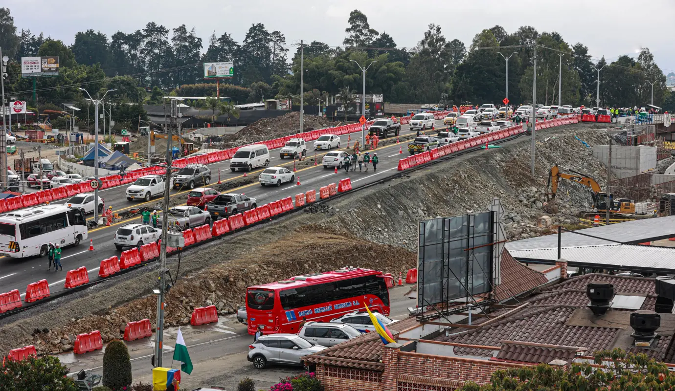 El puente, de 40 metros de largo y 5 de alto, es una de las obras claves para mejorar la conexión entre el Túnel de Oriente y esa terminal internacional. Foto: Manuel Saldarriaga Quintero.