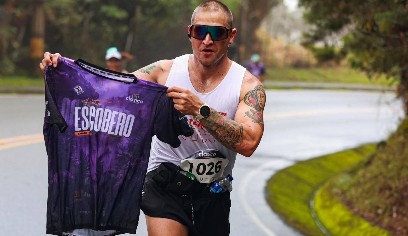 Como un trofeo exhibió este participante la camiseta del Reto Escobero. Foto: Manuel Saldarriaga Quintero.