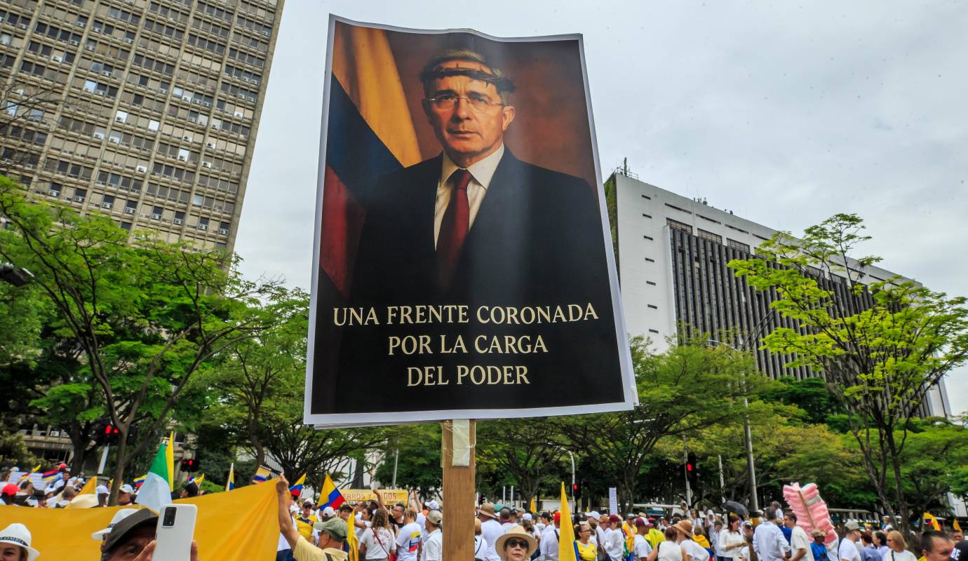 En resumen, la marcha fue un reflejo de la pasión política que se vive en Medellín y una muestra palpable del continuo impacto de Álvaro Uribe en la política colombiana. Foto: Camilo Suárez Echeverry