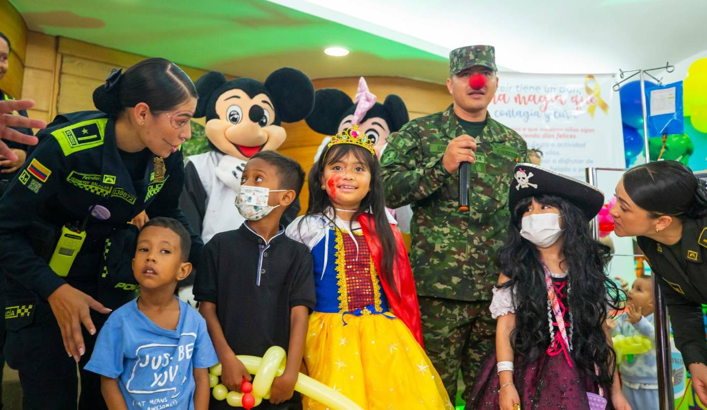 La iniciativa, que se replicó en varios hospitales del país, busca no solo alegrar el día de los niños, sino también fortalecer los lazos entre la comunidad y las Fuerzas Militares. Además, busca visibilizar la labor de los profesionales de la salud que trabajan incansablemente por mejorar la calidad de vida de estos pequeños pacientes. Foto: Camilo Suárez Echeverry