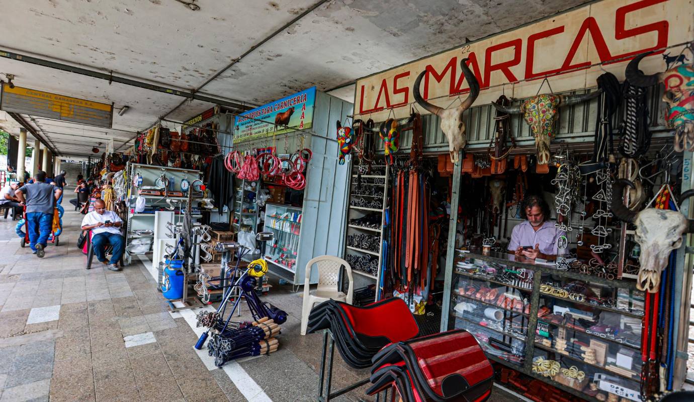 Del lugar dependen por lo menos 3.000 personas que tienen empleos indirectos, en su mayoría en la informalidad, que quedarían en el aire en caso de que se clausure el lugar. Foto: Manuel Saldarriaga Quintero.