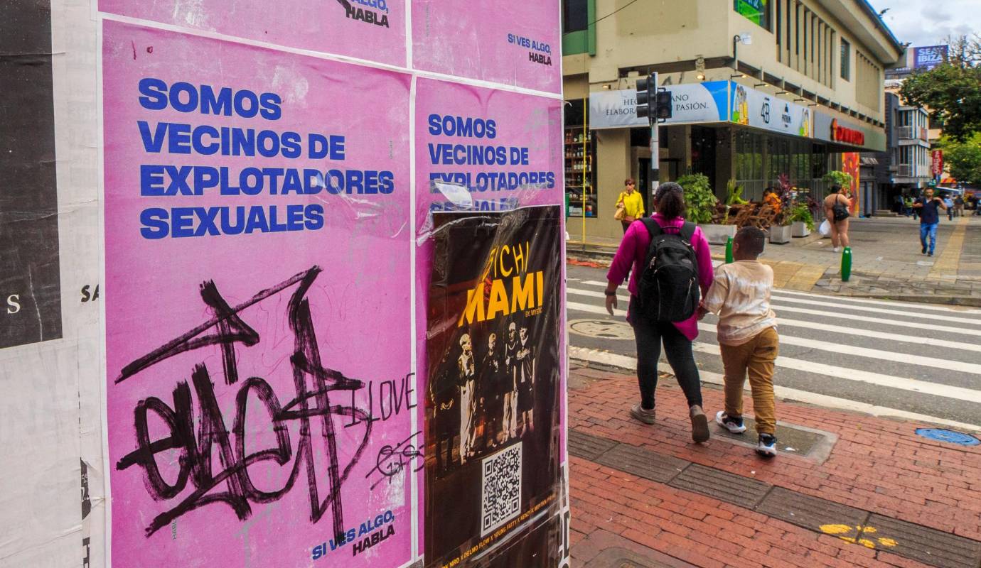 La aparición de letreros, carteles, pintas y stickers en El Poblado y Envigado ha generado controversia. Estos mensajes abordan temas como la explotación sexual, pero algunos generan preocupación por posibles expresiones de xenofobia. Foto: Camilo Suárez Echeverry. Foto: Camilo Suárez Echeverry