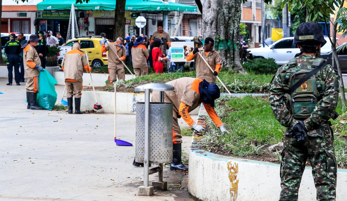 Durante varias horas al día, los internos realizan tareas de limpieza, pintura y recuperación de espacios públicos, promoviendo su reinserción en la sociedad a través del trabajo comunitario. Foto: Jaime Pérez