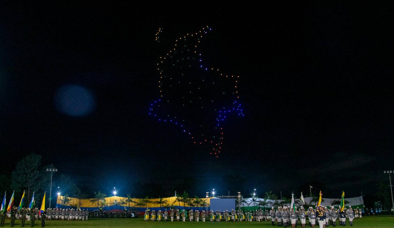 Uno de los momentos más destacados de la celebración fue el impresionante espectáculo de drones que iluminó el cielo nocturno con figuras alusivas a la institución y a la patria. Foto: Presidenca