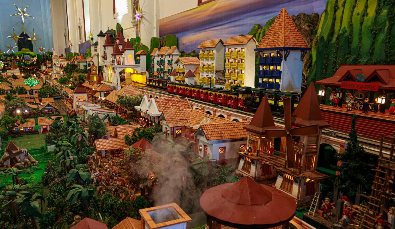 En el corazón de Antioquia, el Santuario San José de Venecia se ha convertido en el epicentro de la Navidad, albergando el pesebre costumbrista más grande de Latinoamérica. Con una extensión de 332 metros cuadrados, más de 2.950 figuras y 400 edificaciones, esta obra monumental es un verdadero espectáculo visual que cautiva a visitantes de todas partes del país. Foto: Manuel Saldarriaga Quintero.