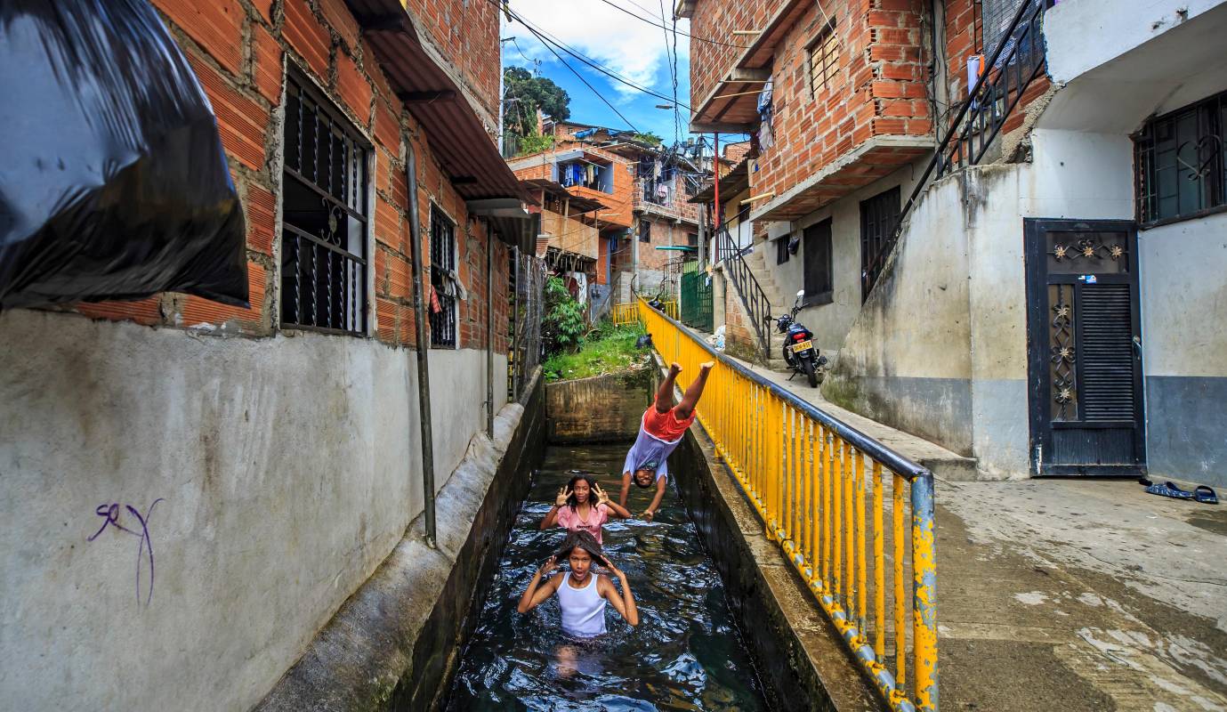 Este espacio de diversión queda en un rincón escondido entre Villatina y Caicedo y sobrevive a la urbanizacion desmedida. Así lo han disfrutado varias generaciones. Foto : Camilo Suárez Echeverry